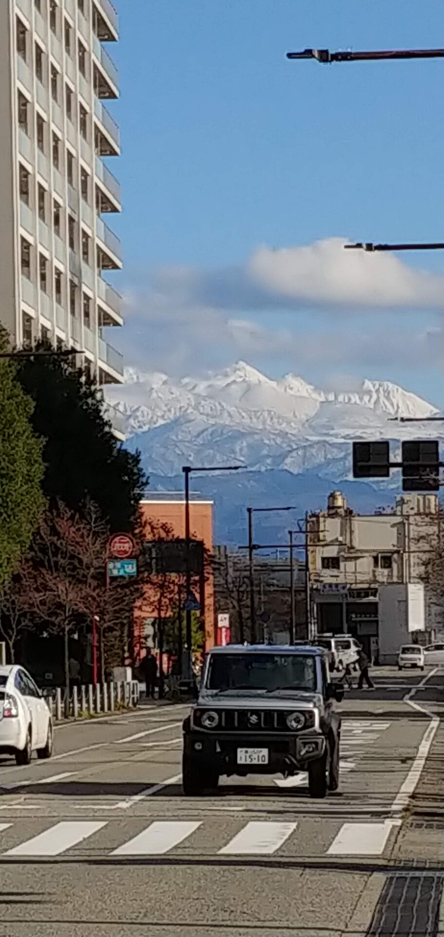 富岩運河環水公園から仰ぐ立山連峰