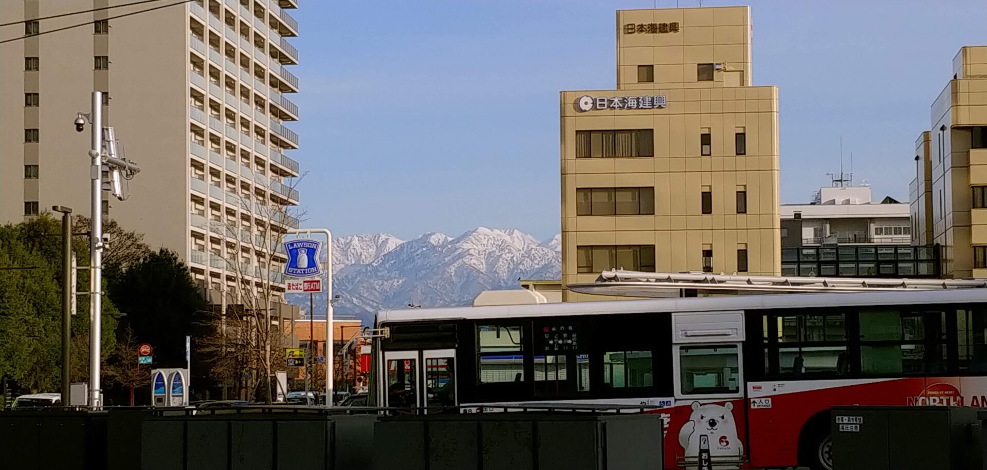 富山駅北口から仰ぐ立山連峰
