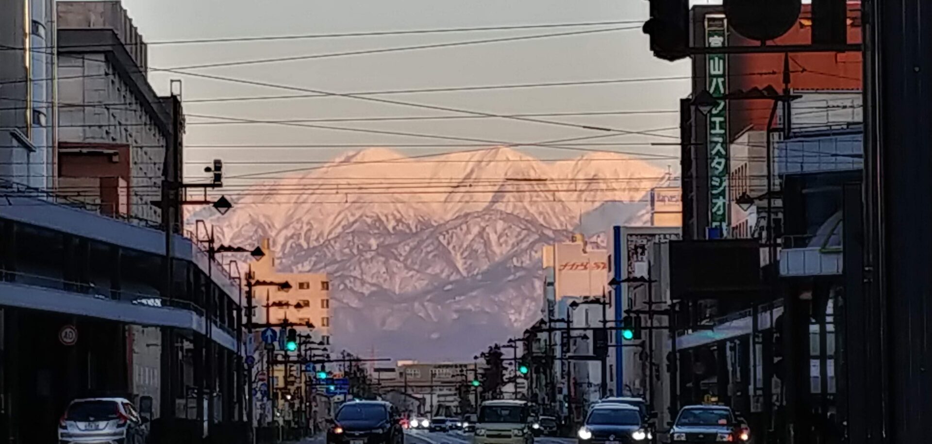 富山市内から仰ぐ夕焼けの立山連峰
